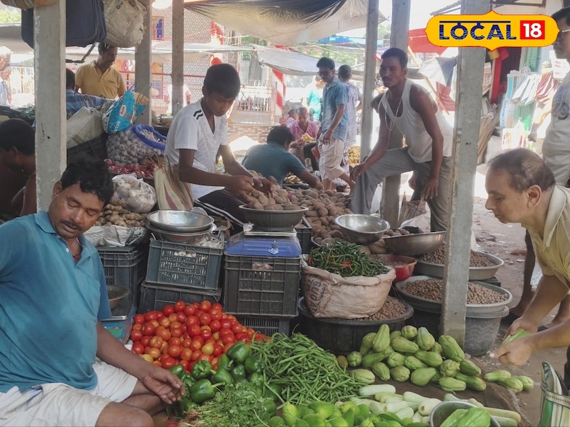 রাত পোহালেই ভাইফোঁটা। বোনেদের এখন বেজায় ব্যস্ততা, ভাইদের জন্য স্নেহভরা থালায় সাজবে নানা রকম পদ। উৎসবের আগে বাজার ঘুরে দেখা গেল সবজি ও মাংসের দামে বড়সড় কোনও উত্থান-পতন নেই। ফলে স্বস্তির নিশ্বাস ফেলেছেন সাধারণ ক্রেতারা। বিক্রেতারা জানাচ্ছেন, “চাহিদা বাড়লেও জোগানে তেমন সমস্যা নেই। তাই দাম বাড়ানোর প্রয়োজন পড়েনি।”