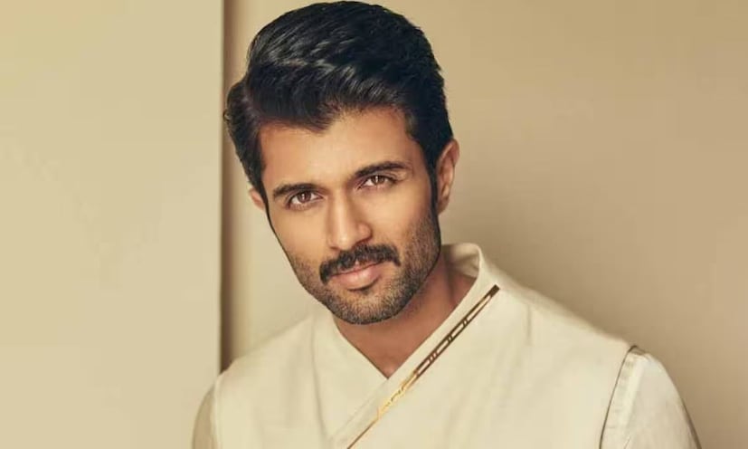 সংঘর্ষের ফলে তাঁর গাড়ির পিছনের অংশ ক্ষতিগ্রস্ত হয়েছে বলে জানা গিয়েছে। দুর্ঘটনার সময় বিজয় অন্ধ্রপ্রদেশের পুট্টাপার্থী থেকে হায়দরাবাদ যাচ্ছিলেন। খবর অনুসারে, দুর্ঘটনায় জড়িত অন্য গাড়িটি না থেমে বেরিয়ে যায়।