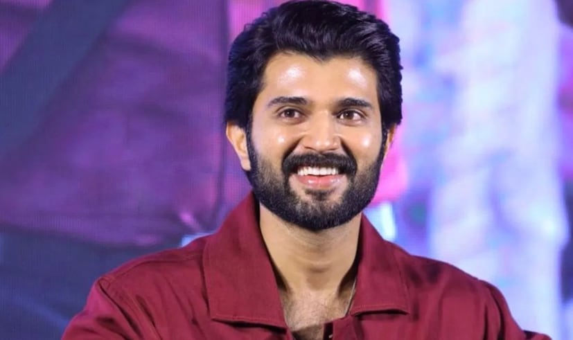 তিনি লিখেছেন, “সব ঠিক আছে। গাড়িতে ধাক্কা লেগেছে, কিন্তু আমরা সবাই ঠিক আছি। জিমে দিয়ে স্ট্রেংথ ওয়ার্কআউট করেছি এবং এখনই বাড়ি ফিরে এসেছি। আমার মাথা ব্যথা করছে, কিন্তু বিরিয়ানি আর ঘুম ঠিক করতে পারে না এমন কিছু নেই। আপনাদের সকলকে আমার আন্তরিক আলিঙ্গন এবং ভালবাসা। দুর্ঘটনার খবরটিকে আপনাদের চাপে ফেলতে দেবেন না।”