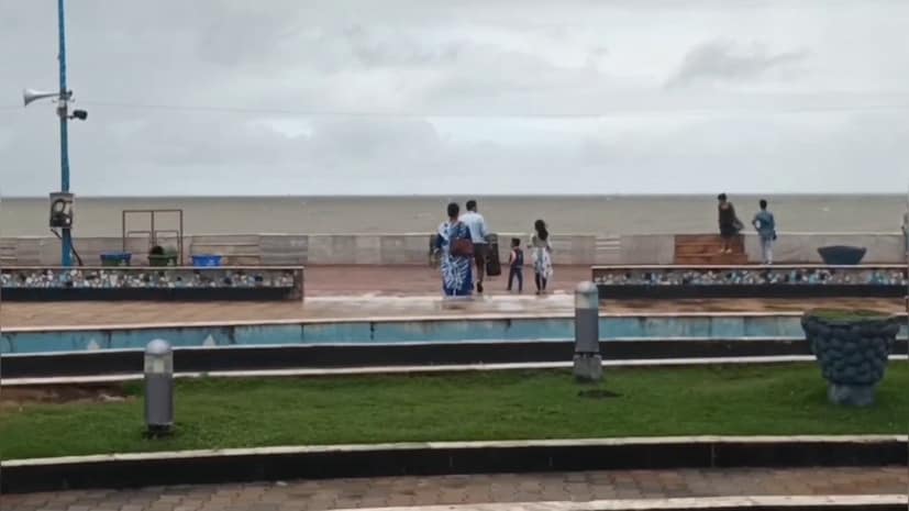 মঙ্গলবার সকাল থেকে ঘন কালো মেঘে ঢেকে ছিল সৈকতনগর দিঘা-সহ পূর্ব মেদিনীপুর জেলার এগরা কাঁথি পটাশপুর সহ বিভিন্ন এলাকা। ঘূর্ণিঝড় মন্থার প্রভাবে মঙ্গলবার দুপুর থেকে শুরু হল বৃষ্টিপাত। সৈকত নগরী দিঘায় বৃষ্টিপাতের সঙ্গে সঙ্গে বইছে ঝড়ো হাওয়া।