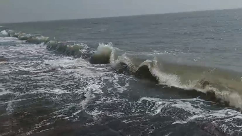 অকালে এই বৃষ্টিতে চিন্তায় পড়েছেন কৃষকরা। শীতের সবজি ও ধান চাষ ক্ষতিগ্রস্ত হওয়ার আশঙ্কা রয়েছে। অনেক কৃষক ইতিমধ্যেই জানিয়েছেন, মাঠে থাকা ধান ও শাকসবজির ফসল বৃষ্টিতে নষ্ট হওয়ার আশঙ্কা দেখা দিয়েছে। (তথ্য-মদন মাইতি)