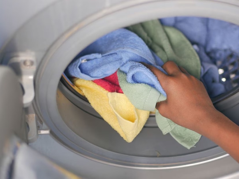 আর্দ্রতা এবং দুর্গন্ধ রোধ করা - কাপড় ধোয়ার পর মেশিনের ভিতরে সামান্য আর্দ্রতা থাকে। ঢাকনা বন্ধ করলে বায়ু সঞ্চালন বাধাগ্রস্ত হয়। এটি ভিতরে ছত্রাক এবং ব্যাকটেরিয়া বৃদ্ধি পেতে দেয়, যা কয়েক দিনের মধ্যে দুর্গন্ধ সৃষ্টি করতে পারে। পরের বার যখন কেউ কাপড় ধোবে, তখন একই গন্ধ কাপড়েও থাকতে পারে।