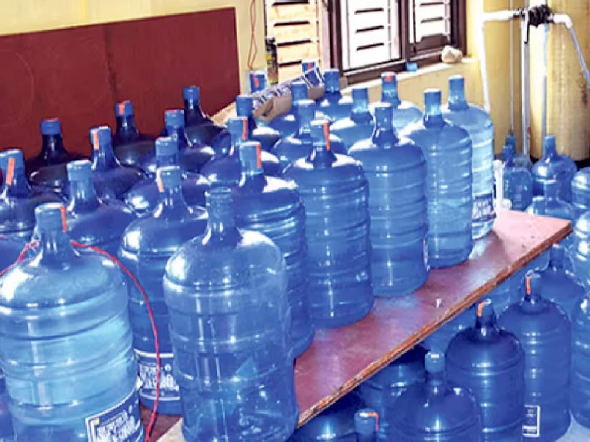 Drinking Water : জারের জল কিনে খান লাখ লাখ মানুষ! সেই জলে বিশুদ্ধতা এক মিনিটে বাড়িতেই পরীক্ষা করা যায়! শিখে নিন কায়দা Drinking Water : জারের জল কিনে খান লাখ লাখ মানুষ! সেই জলে বিশুদ্ধতা এক মিনিটে বাড়িতেই পরীক্ষা করা যায়! শিখে নিন কায়দা