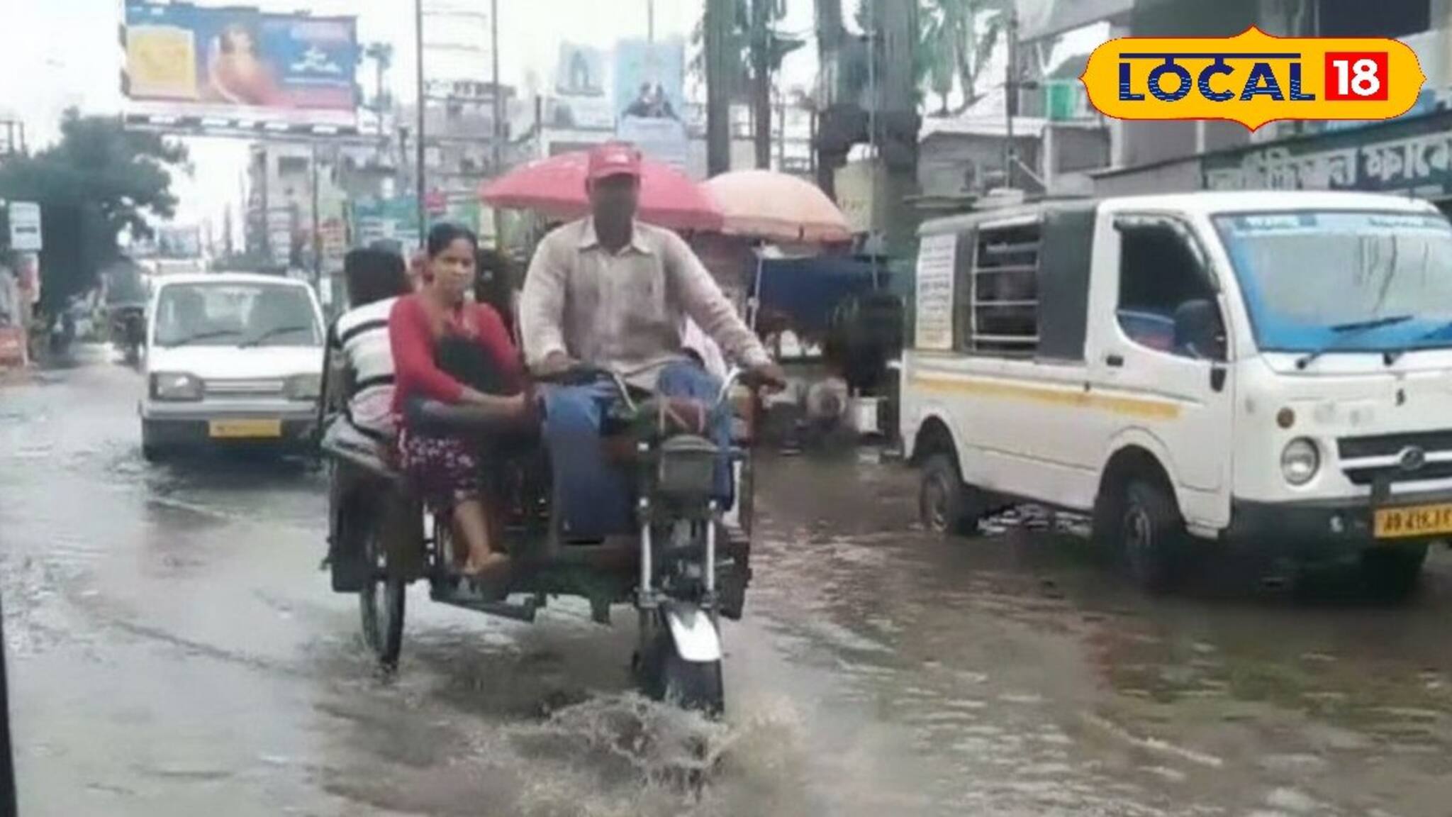 দোকান খুললেও দেখা নেই ক্রেতার! ডুবে থাকা রাস্তা 'ডুবিয়ে' দিচ্ছে আরও