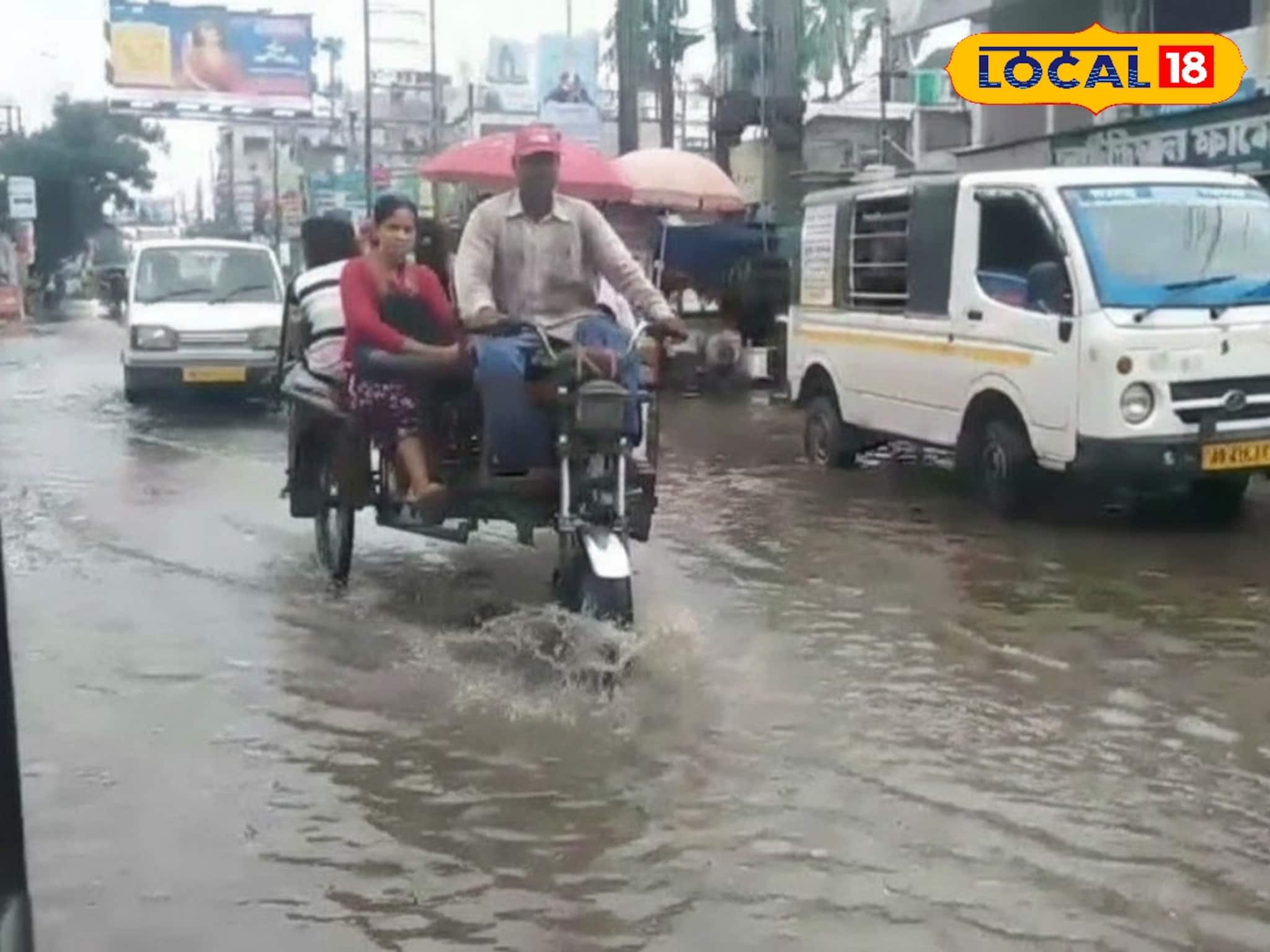 দোকান খুললেও দেখা নেই ক্রেতার! ডুবে থাকা রাস্তা 'ডুবিয়ে' দিচ্ছে আরও