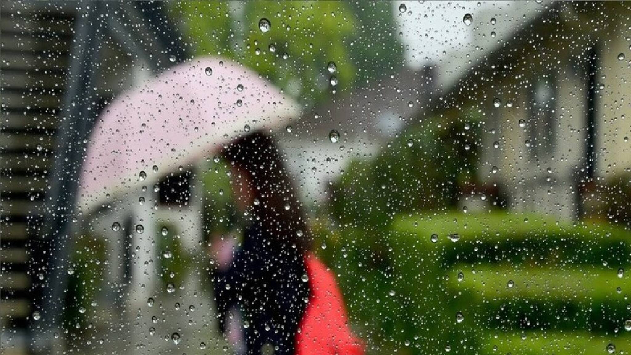 সাইক্লোন হারিয়েছে শক্তি, তবুও নিম্নচাপের দাপট কমে না, জেলায়-জেলায় এখনও ভারী বৃষ্টি