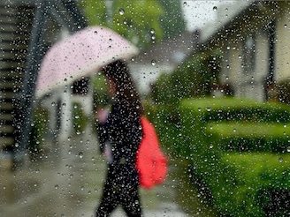 সাইক্লোন হারিয়েছে শক্তি, তবুও নিম্নচাপের দাপট কমে না, জেলায়-জেলায় এখনও ভারী বৃষ্টি