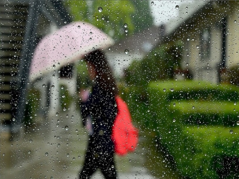 পুরুলিয়া: পূর্বাভাস মতোই বঙ্গে নিম্নচাপ শুরু হয়ে গিয়েছে। ইতিমধ্যেই প্রবল শক্তিশালী ঘূর্ণিঝড় অন্ধ্র উপকূলে আছড়ে পড়েছে। যার প্রভাবে ভারী বৃষ্টির সম্ভাবনা দক্ষিণের একাধিক জেলায়। জেলা পুরুলিয়াতেও কখনও হালকা, আবার কখনও মাঝারি বৃষ্টি হতে দেখা যাচ্ছে। পুরুলিয়া: পূর্বাভাস মতোই বঙ্গে নিম্নচাপ শুরু হয়ে গিয়েছে। ইতিমধ্যেই প্রবল শক্তিশালী ঘূর্ণিঝড় অন্ধ্র উপকূলে আছড়ে পড়েছে। যার প্রভাবে ভারী বৃষ্টির সম্ভাবনা দক্ষিণের একাধিক জেলায়। জেলা পুরুলিয়াতেও কখনও হালকা, আবার কখনও মাঝারি বৃষ্টি হতে দেখা যাচ্ছে।