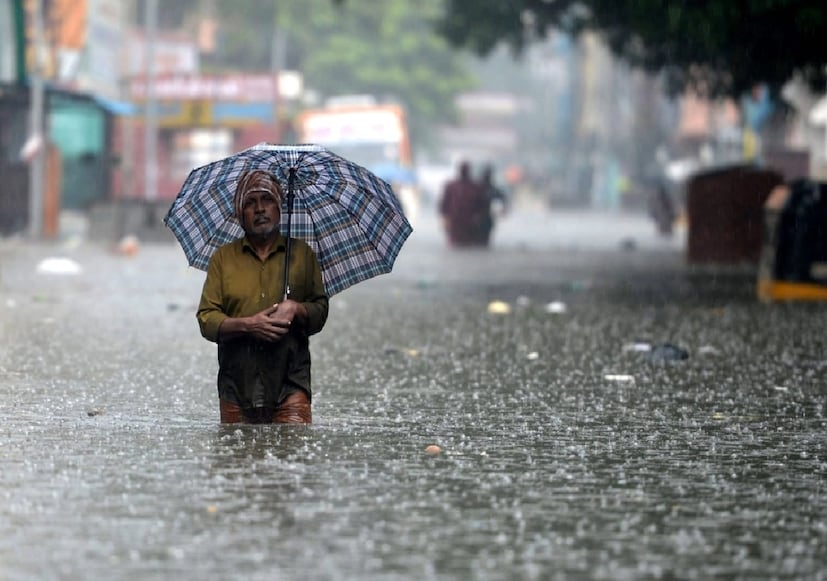আবহাওয়া দফতরের পূর্বাভাস অনুযায়ী, মৌসুমি বায়ুর বিদায় এবার বিলম্বিত হতে চলেছে। বঙ্গোপসাগরে তৈরি হওয়া নতুন নিম্নচাপই তার প্রধান কারণ। গতকাল সন্ধ্যায় মধ্য বঙ্গোপসাগরে নিম্নচাপের সৃষ্টি হয়েছে, যা আজকের মধ্যে গভীর নিম্নচাপে পরিণত হওয়ার সম্ভাবনা রয়েছে। এর অভিমুখ উত্তর-পশ্চিম দিকে অগ্রসর হবে। এর জেরে রাজ্যের বিভিন্ন জেলায় দমকা হাওয়ার সঙ্গে বৃষ্টিপাতের সতর্কতা জারি করা হয়েছে।