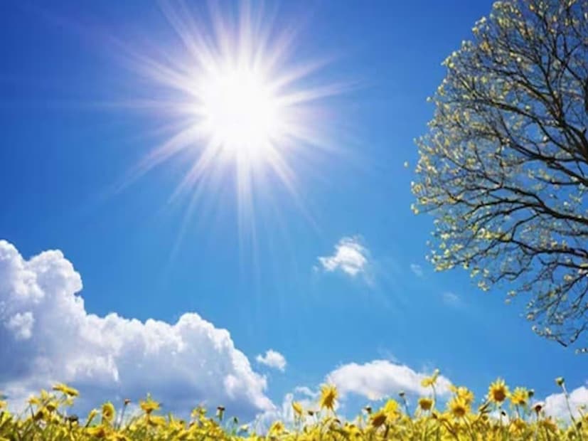 কলকাতার আবহাওয়া:আজ আংশিক মেঘলা আকাশ থাকবে। পরে পরিষ্কার আকাশ থাকবে। আগামিকাল মঙ্গলবার রৌদ্রজ্জ্বল পরিষ্কার আকাশের সম্ভাবনা। সোমবার ও মঙ্গলবার পুরোপুরি শুষ্ক আবহাওয়া থাকবে। বৃষ্টির সম্ভাবনা কার্যত নেই। তবে স্বস্তি নেই এখনই। বুধবার থেকে শুক্রবার পর্যন্ত ফের আবহাওয়ার রদবদল।