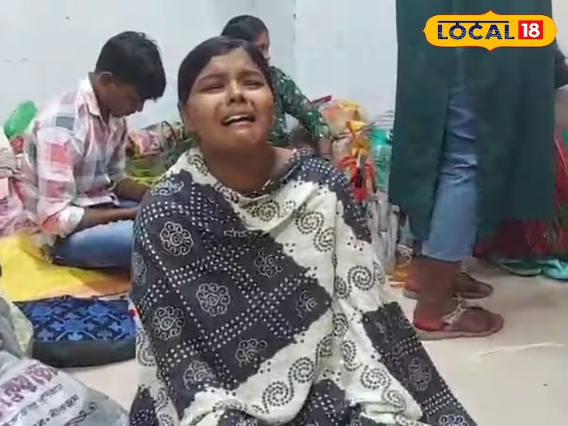 জানা গেছে, আউটডোরের শিশু বিভাগে শিশুটিকে ডাক্তার দেখাতে নিয়ে আসেন সেলেফা খাতুন নামের এক মহিলা। তার ১৮ দিনের শিশুপুত্রকে নিয়ে হাসপাতালে আসেন তিনি সঙ্গে ছিলেন সেলেফা খাতুনের মা হামিদা বিবি। শিশুটির বাবা সুজল সেখ তখন ওষুধ কিনতে গিয়েছিলেন। সেলেফার নিজেরও এদিন প্রসূতি চিকিৎসকের কাছে চেকআপ করানোর কথা থাকলেও, চিকিৎসক অনুপস্থিত থাকায় চেক-আপ হয়নি।