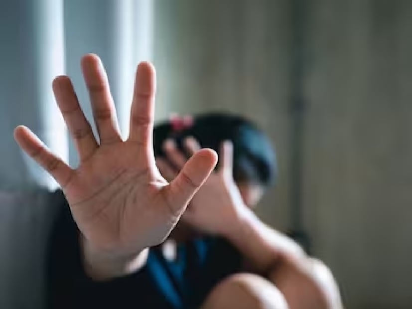 শিবমোগার মেগান হাসপাতালে চিকিৎসাশিক্ষিকা ব্যথায় কাতরাচ্ছিলেন, সঙ্গে করছিলেন আর্ত চিৎকার সেই শুনেই তাঁর পরিবারের লোকেরা ঘটনাস্থলে ছুটে আসে। ততক্ষণে দুর্বৃত্তরা পালিয়ে যায়। গুরুতর অসুস্থ শিক্ষিকাকে শিবমোগার মেগান হাসপাতালে ভর্তি করা হয়েছে। বর্তমানে চিকিৎসায় সাড়া দিচ্ছেন নিগৃহীতা তরুণী৷ Photo- Representative 