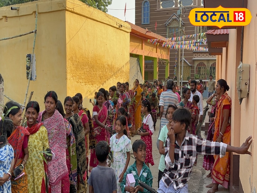 গ্রামীণ মহিলাদের তরফে জয়া বাগ্দী জানান, এই ধরনের সচেতনতা শিবির থেকে তারা এমন অনেক তথ্য পেয়েছেন যা আগে জানতেন না। তাদের মতে, এই উদ্যোগ ভবিষ্যতে পরিবার পরিকল্পনায় সাহায্য করবে। পরিবার পরিকল্পনা নিয়ে তাঁরা আরও সচেতন হবেন। গোটা অনুষ্ঠানটি পরিচালিত করতে এগিয়ে এসেছে সাহারাই গ্রুপ ও স্থানীয় বৃদ্ধাশ্রমের কর্ণধার ছাবিলা খাতুন। (ছবি ও তথ্য: সুদীপ্ত গড়াই)