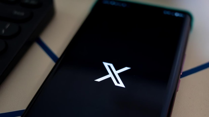 নিজেদের অ্যাকাউন্ট লক হওয়া থেকে বাঁচার উপায়: - লক হওয়া এড়ার জন্য X.com ডোমেনে পুনরায় রেজিস্টার করতে হবে। - X.com অ্যাপ বা ওয়েবসাইট ওপেন করতে হবে এবং সেটিংসে যেতে হবে। - এরপর privacy মেনুতে যেতে হবে এবং Security অপশনে ক্লিক করতে হবে। - এরপর Account access অপশনে ক্লিক করতে হবে, তারপরে Security, এবং অবশেষে Two-Factor authentication অপশনে ক্লিক করতে হবে। - এরপর নিজেদের বিদ্যমান পাসকি পুনরায় নথিভুক্ত করা যেতে পারে।