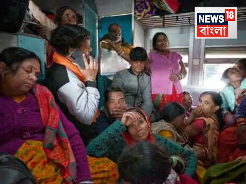 ভিডিয়োয় দেখা যায়, যখন তিনি কিছুতেই বসতে পারলেন না তখন তিনি ব্যাগ থেকে পেপার স্প্রে বের করে উল্টোদিকের মহিলার মুখে স্প্রে করতে যাচ্ছেন৷