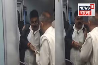 বৃদ্ধের হাতে এক তাড়া নোট..চিলের মতো ছিনিয়ে নিল TTE! লুকিয়ে ভিডিও তুলতেই...