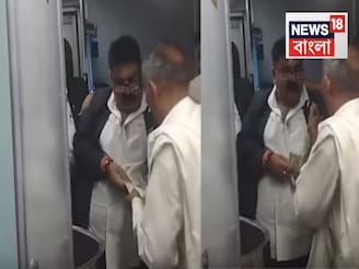 বৃদ্ধের হাতে এক তাড়া নোট..চিলের মতো ছিনিয়ে নিল TTE! লুকিয়ে ভিডিও তুলতেই...
