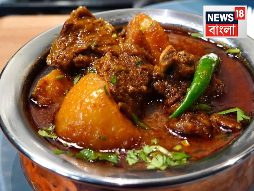  এরপর তেলে যোগ করুন শুকনো লঙ্কা বাটা, তাতে পরিমাণ মতো হলুদ যোগ করে একটি কষিয়ে নিন৷ এরপর ধনে-জিরে বাটা দিয়ে মশলার কাংচা গন্ধ না যাওয়া পর্যন্ত কষতে থাকুন৷ একদম শেষে যোগ করুন আদা ও কাঁচা লঙ্কা বাটা৷ তারপর নুন দিয়ে কষতে থাকুন৷