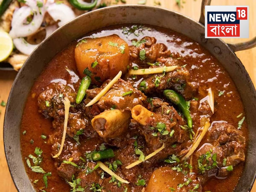 মশলা কষা হয়ে গেলে ১০০ গ্রম টক দই ভাল করে ফেটিয়ে তাতে দিয়ে দিন৷ একদম শেষে দেবেন গরম মশলা বাটা৷ দই দেওয়ার সময় আঁচ একদম কমিয়ে ভাল করে নেড়ে মশলা সঙ্গে মিশিয়ে নেবেন, নাহলে দই কেটে যাওয়ার সম্ভাবনা থাকে৷