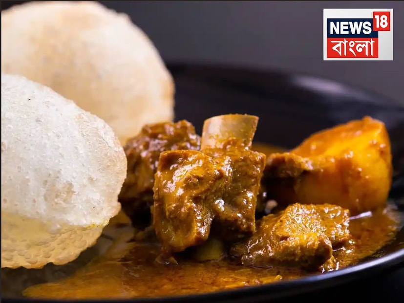 মশলা থেকে তেল ছাড়তে শুরু করলে তাতে দিয়ে দিন আগে থেকে ভেজে রাখা মাংস.৷ তার পর ১৫-২০ মিনিট কষে, তাতে গরম জল দিয়ে দিন৷ তারপর চাপা দিয়ে দিয়ে রান্না করতে থাকুন মাংস সেদ্ধ না হওয়া পর্যন্ত৷ কম আঁচে রান্না করবেন৷ এই সময় প্রেশার কুকারে দিয়েও সেদ্ধ করতে পারেন৷