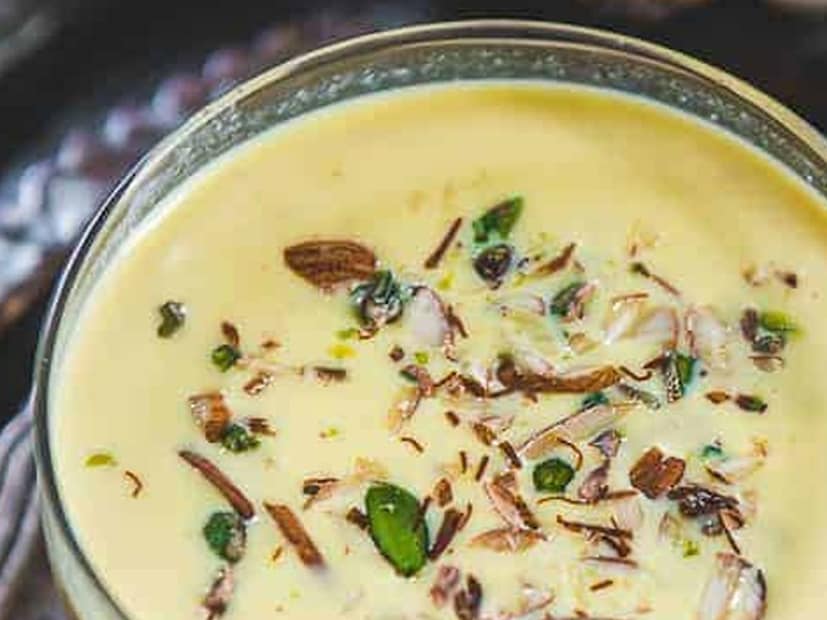 মিষ্টি এবং ঠান্ডাএবার দুধে চিনি যোগ করুন। সাধারণত আধা কাপ চিনি যথেষ্ট৷ তবে আপনি আপনার স্বাদ অনুযায়ী পরিমাণ সামঞ্জস্য করতে পারেন। চিনি গলে গেলে, আঁচ বন্ধ করে দিন এবং দুধ সম্পূর্ণ ঠান্ডা হতে দিন।

