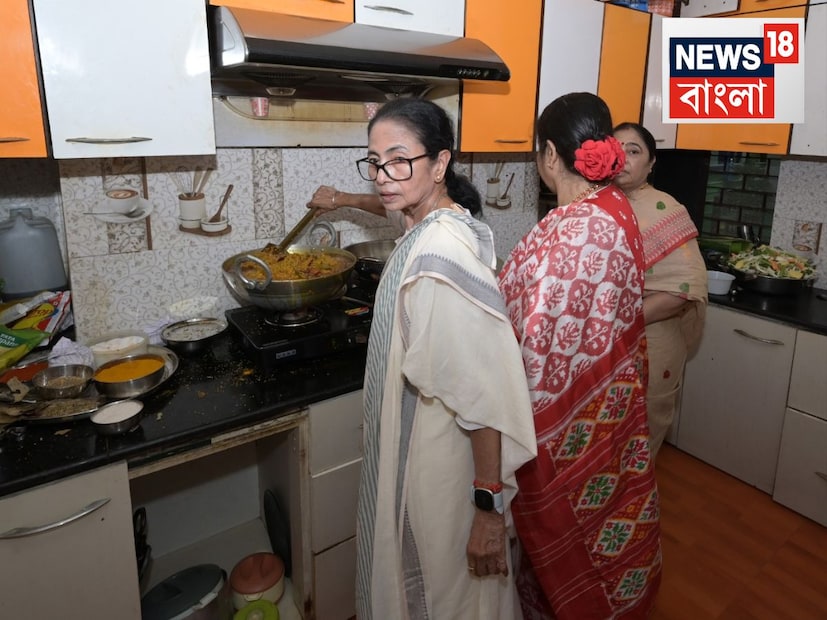 জানা যায়, মুখ্যমন্ত্রীর মায়ের হাত ধরে এই পুজোর সূচনা হয়। এখন সেই পুজোর দায়িত্ব পালন করেছেন মমতা বন্দ্যোপাধ্যায়। পুজোয় থাকেন অভিষেক বন্দোপাধ্যায়ও।