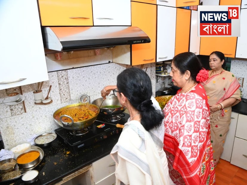 মুখ্যমন্ত্রীর বাড়ির পুজোয় একাধিক বিশিষ্ট ব্যক্তিদের আমন্ত্রণ হয় প্রতি বছর। ভোগ রান্না থেকে শুরু করে পুজোর যাবতীয় আচার একা হাতেই নিষ্ঠা ভরে সেইসব দায়িত্ব পালন করেন তিনি। গতকাল থেকেই মুখ্যমন্ত্রীর বাড়ি সাজিয়ে তোলা হয়। সন্ধ্যায় হয় পুজো।