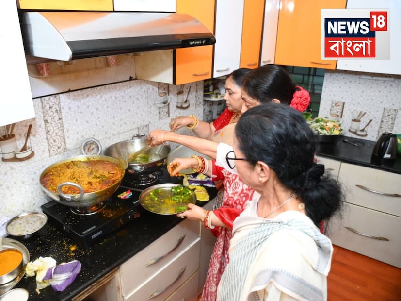 এই বছর ৪৮ বছরে পা দিল মুখ্যমন্ত্রীর বাড়ির পুজো। প্রতি বছর নিজের হাতেই পুজোর যাবতীয় আচার অনুষ্ঠান পালন করেন মমতা বন্দ্যোপাধ্যায়।