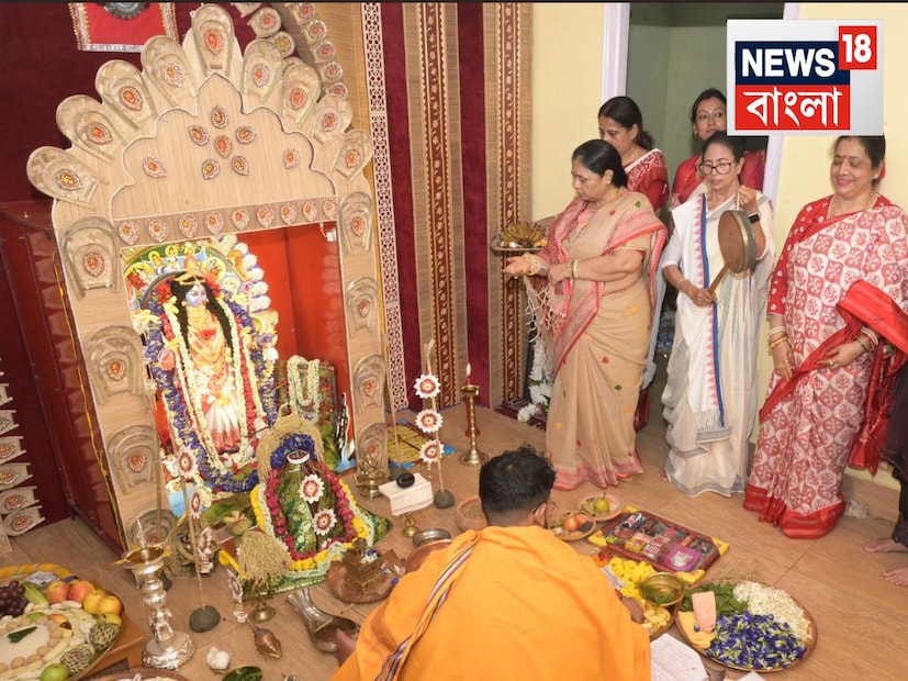 এই বছর ৪৮ বছরে পা দিল মুখ্যমন্ত্রীর বাড়ির পুজো। প্রতি বছর নিজের হাতেই পুজোর যাবতীয় আচার অনুষ্ঠান পালন করেন মমতা বন্দ্যোপাধ্যায়।