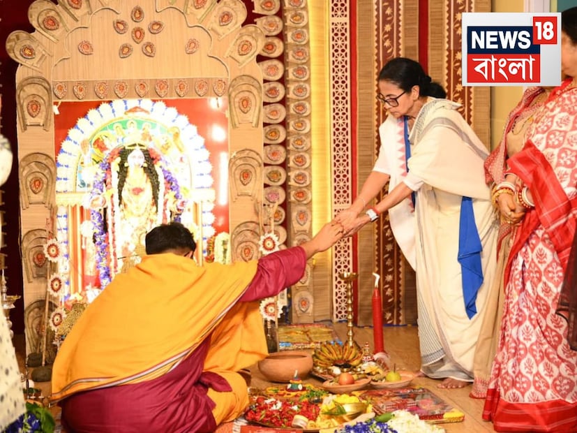 বাড়ির কালীপুজো ঘিরে প্রতি বছরই ব্যস্ত থাকেন রাজ্যের সদা ব্যস্ত মুখ্যমন্ত্রী মমতা বন্দ্যোপাধ্যায়৷ বাড়ির পুজো বলে কথা, তাই প্রতিটা কাজই নিজে হাতে করার সাধ৷ 