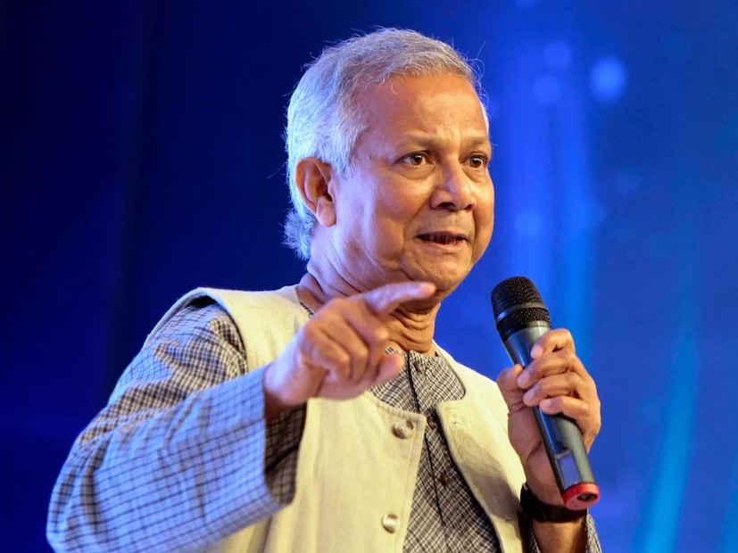 ভারতের সঙ্গে পাকিস্তানের সম্পর্ক বর্তমানে তলানিতে৷ ঠিক তেমনই শেখ হাসিনার সরকার পরে যাওয়ার পর থেকে বাংলাদেশের নতুন অস্থায়ী সরকার কার্যত ভারত বিরোধী অবস্থানই নিয়েছে৷ এখন প্রশ্ন, এই ভাবে পাক সেনা আধিকারককে ইউনূসের এহেন মানচিত্র উপহার দেওয়া আদতে কি ভারতের জন্য বার্তা? এর মধ্যে কি লুকিয়ে রয়েছে কোনও অশনি সঙ্কেত? কী বলছে গোয়েন্দা সূত্র? আসলে কোন চাল চালতে চাইছেন ইউনূস, কিংবা পাকিস্তান৷ নাকি চিন?