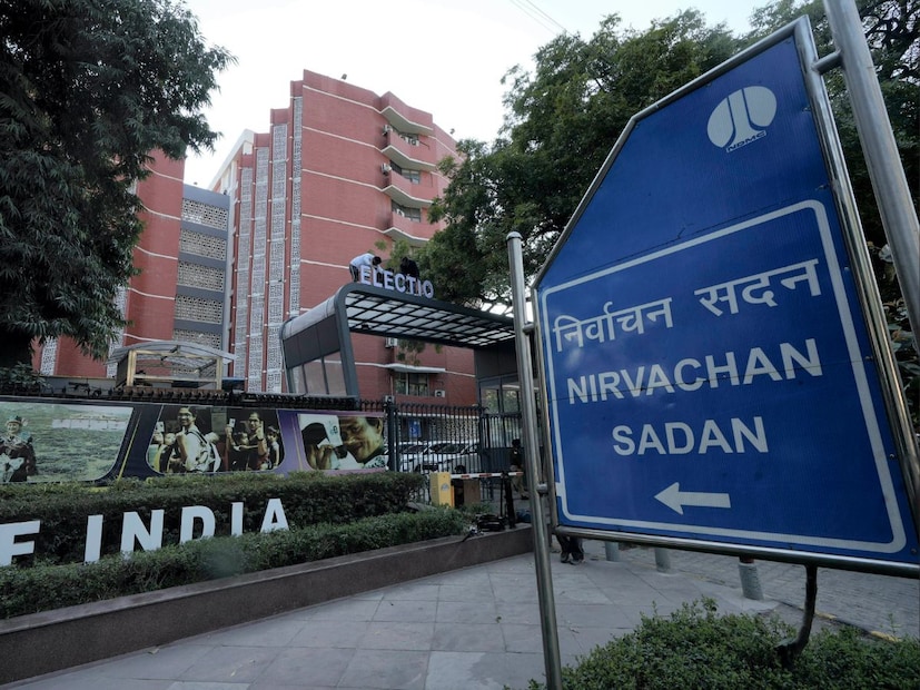 নয়াদিল্লি: দেশের ১২টি রাজ্য এবং কেন্দ্রশাসিত অঞ্চলে এবার শুরু হচ্ছে ভোটার লিস্ট সংশোধনের সবচেয়ে বড় অপারেশন৷ নির্বাচন কমিশনার জ্ঞানেশ কুমার জানিয়েছে, এবার শুধুমাত্র তথ্য ভিত্তিক নয়, বাস্তবের পরিস্থিতি পুঙ্খানুপুঙ্খ যাচাই করেই তৈরি হবে নতুন সংশোধনী ভোটার তালিকা৷ নয়াদিল্লি: দেশের ১২টি রাজ্য এবং কেন্দ্রশাসিত অঞ্চলে এবার শুরু হচ্ছে ভোটার লিস্ট সংশোধনের সবচেয়ে বড় অপারেশন৷ নির্বাচন কমিশনার জ্ঞানেশ কুমার জানিয়েছে, এবার শুধুমাত্র তথ্য ভিত্তিক নয়, বাস্তবের পরিস্থিতি পুঙ্খানুপুঙ্খ যাচাই করেই তৈরি হবে নতুন সংশোধনী ভোটার তালিকা৷