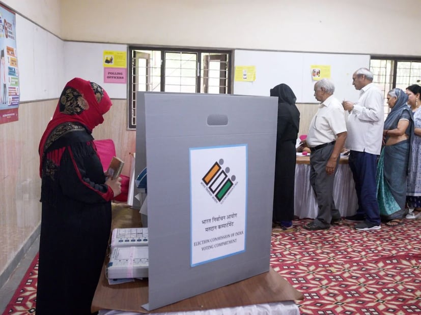 ভোটাররা http://voters.eci.gov.in ওয়েবসাইটে গিয়ে তাঁদের ২০০৩ সালের রেকর্ড নিজেও পরীক্ষা করতে পারবেন। কেবলমাত্র বৈধ ভোটারদের তালিকায় রাখা হবে এবং যাঁদের নাম বা বাবা-মায়ের যে কোনও একজনের নাম ২০০৩ সালের ভোটার তালিকায় নেই, তাঁদের নির্দিষ্ট নথি পেশ করে নিজেকে বৈধ ভোটার হিসাবে প্রমাণ করতে হবে৷