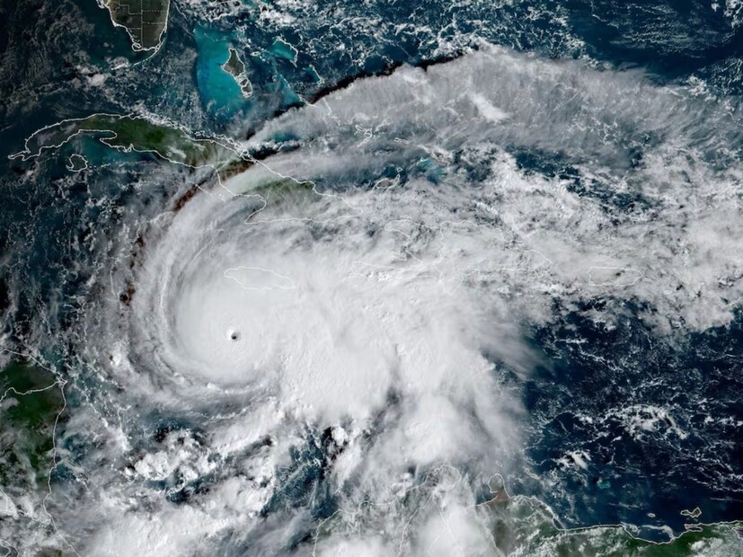 ঝড়ে বিপুল ক্ষয়ক্ষতির আশঙ্কায় আগে থেকেই কোটি কোটি মানুষকে নিরাপদে সরিয়ে নিয়ে যাওয়া হয়েছিল৷ খোলা হয়েছিল প্রায় ৮০০টি আশ্রয়কেন্দ্র৷ মেলিসা আছড়ে পড়ার পরে তার গতিপথে থাকা সমস্ত কিছুকেই নিশ্চিহ্ন করতে করতে এগোচ্ছে সে৷ চতুর্দিকে শুধু চুরমার হয়ে যাওয় ঘরবাড়ি, জলমগ্ন রাস্তা, বন্যা, ভূমিধসের ছবি ভিডিও সামনে আসছে৷