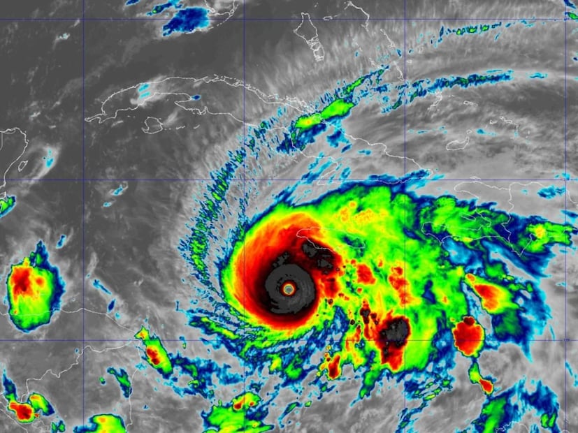 জ্যামাইকার দক্ষিণ-পশ্চিম উপকূলের সবচেয়ে ক্ষতিগ্রস্ত অঞ্চলগুলির মধ্যে একটি, সেন্ট এলিজাবেথ প্যারিশ এখন কার্যত জলের নীচে। জামাইকার মন্ত্রী ডেসমন্ড ম্যাকেঞ্জি বলেছেন যে এলাকার পরিকাঠামো 