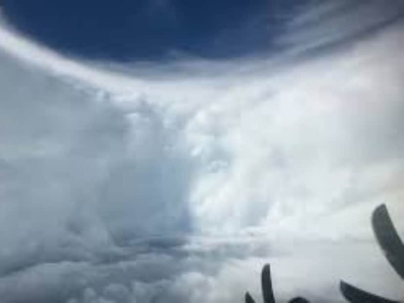 ঝড়ের জেরে প্রায় ৪ মিটার উঁচু ঢেউ আছড়ে পড়েছে জামাইকার উপকূলীয় অঞ্চলে৷ বর্তমানে ক্যাটেগরি ৪ শক্তির হারিকেন মেলিসা এগিয়ে চলেছে কিউবা এবং বাহামাসের দিকে৷