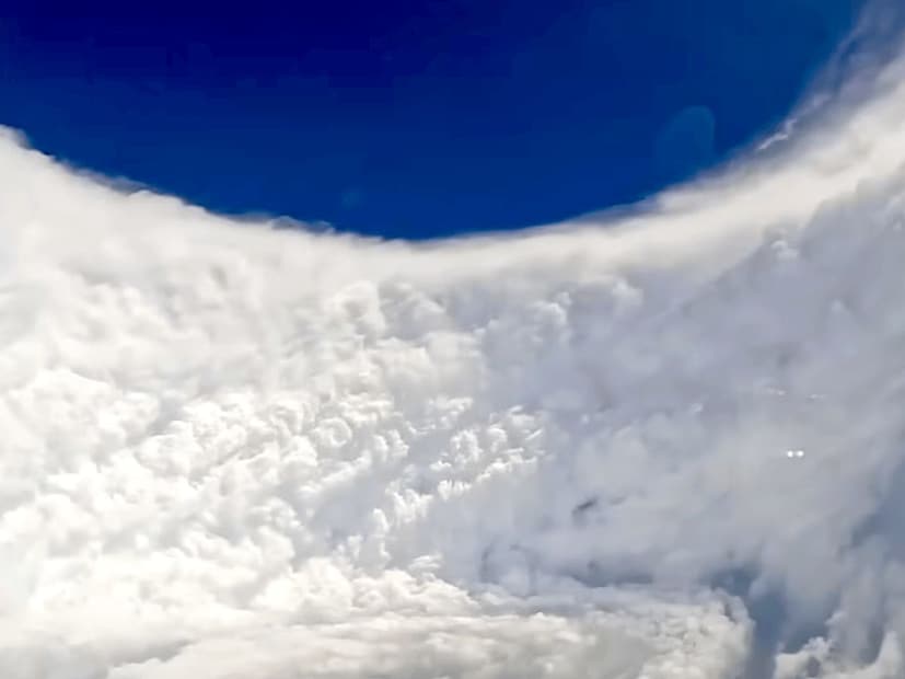  মঙ্গলবার জামাইকার উপকূলে ২৯৫ কিলোমিটার গতিবেগে আছড়ে পড়েছে মেলিসা৷ ভয়ঙ্কর বৃষ্টি, বন্যা, ঝড়ে তছনছ গোটা দেশ৷ আমেরিকার জাতীয় হারিকেন সেন্টার জানিয়েছে, ল্যান্ডফলের পরে বর্তমানে ক্যাটেগরি ৫ এর ঘূর্ণিঝড়ের থেকে কিছুটা শক্তি হারিয়ে ক্যাটেগরি ৩ এর ঘূর্ণিঝড়ে পরিণত হয়েছে মেলিসা৷ তবে, ঘূর্ণিঝড়েরপ চোখের কাছে (আই) যেভাবে ঘন ঘন বিদ্যুতের ঝলকানি এবং মেঘের সঞ্চার দেখা যাচ্ছে, তা দ্রুত শক্তি বাড়িয়ে ক্যাটেগরি ৪ এর বিধ্বংসী ঘূর্ণিঝড়ে পরিণত হতে পারে বলে মনে করা হচ্ছে৷ 