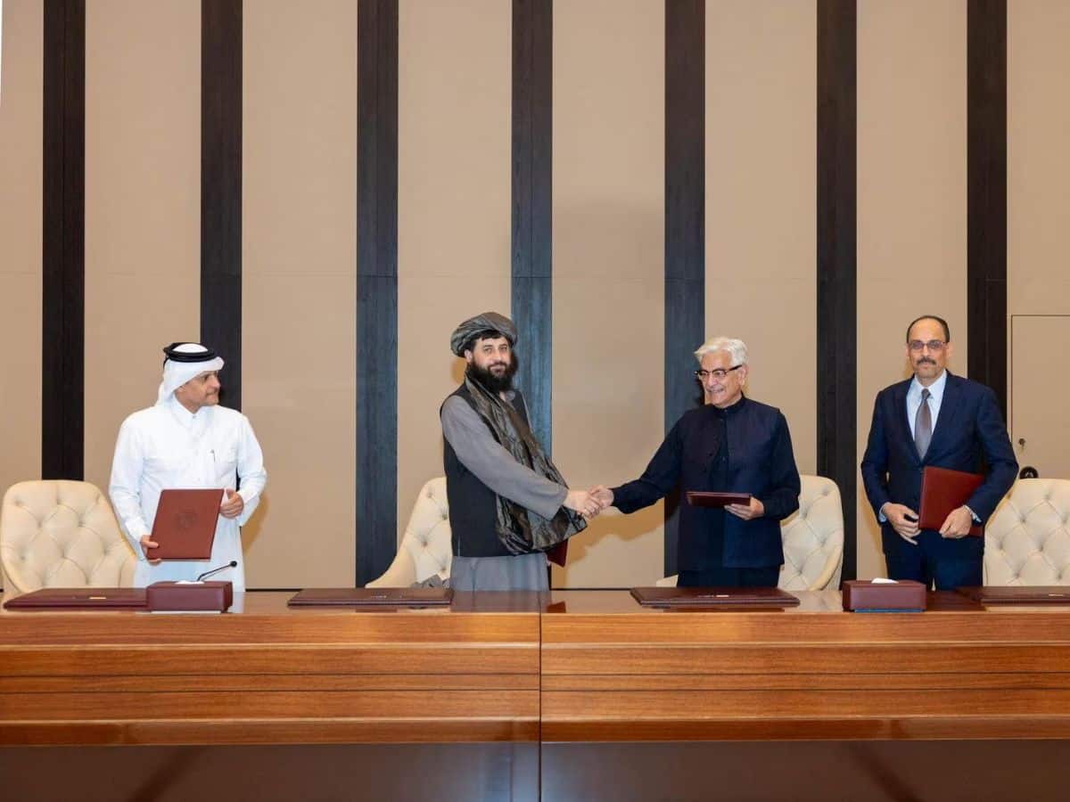 আগের মতো এবার আসিফ দাবি করেছেন, আফগানিস্তানের মাধ্যমে পাকিস্তানের সঙ্গে ‘প্রক্সি ওয়ার’ চালাচ্ছে নয়াদিল্লি৷ তাঁর দাবি, আফগানিস্তানকে অর্থনৈতিক সাহায্য করার পরিবর্তে কাবুলের তালিবান প্রশাসনের অভ্যন্তরীণ বিষয়ে ভালরকম নাক গলাচ্ছে ভারত৷