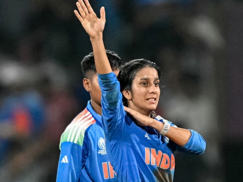 পোস্ট ম্যাচ কনফারেন্সেও এ নিয়ে কথা বলেছেন জেমাইমা, ‘‘টুর্নামেন্টের শুরু থেকেই আমি প্রচণ্ড অ্যাংজাইটির মধ্যে দিয়ে যাচ্ছিলান৷ অবস্থা এমন ছিল যে, প্রত্যেকটা ম্যাচের আগে আমি মাকে ফোন করতাম আর কাঁদতাম৷ গোটা সময়টা কাঁদতাম৷ মনে হত সবটা বেরিয়ে যাক৷ কারণ, যখন আপনার অ্যাংজাইটি হয়, তখন আপনি সম্পূর্ণ ‘নাম্ব’ হয়ে যান৷ তখন কী করবেন কিছুই ভেবে পান না৷’’