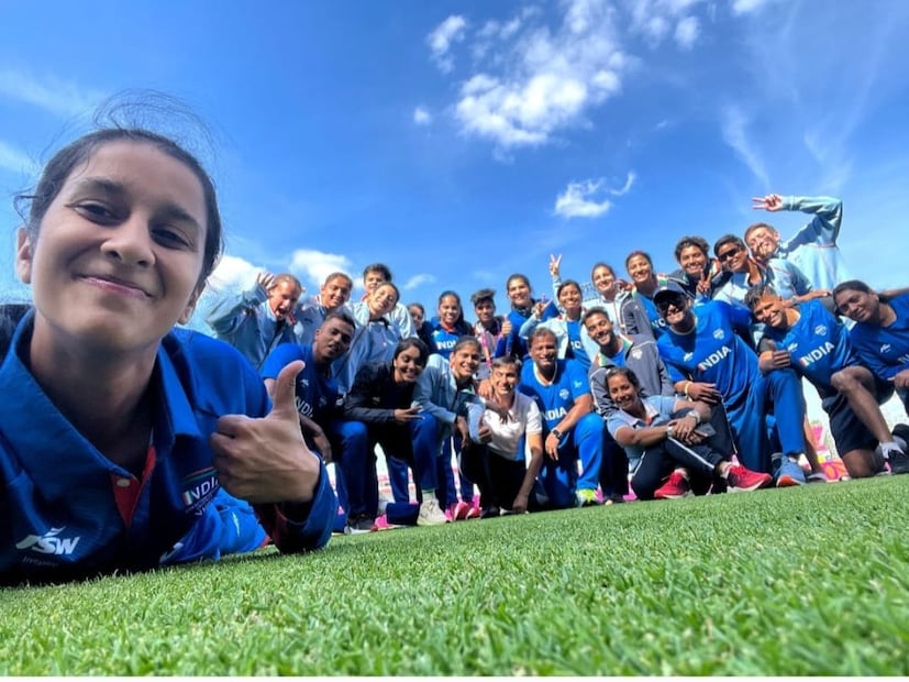 ১৩৪ বলে অপরাজিত ১২৭ রানের দুর্ধর্ষ ইনিংস এঁকেছেন যে মেয়ে, তিনিই বলছেন, ‘‘গত বছর বিশ্বকাপ দল থেকে আমি বাদ পড়েছিল৷ এবছর যখন এলাম, ভাবলাম আচ্ছা চেষ্টা করব ভাল ফর্মে আছি৷ তারপর একটার পর একটা জিনিস ঘটতে থাকল, যার কোনওটাই আমার নিয়ন্ত্রণে ছিল না৷ আমি ধন্যবাদ জানাব সেই সমস্ত মানুষকে, যাঁরা সেই সম আমার উপরে আস্থা রেখেছেন৷’’