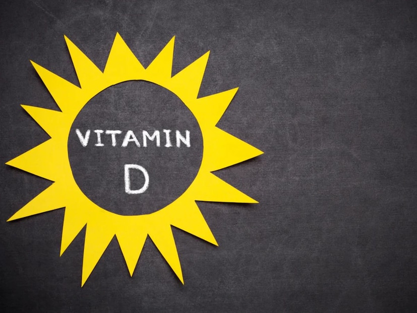 ভিটামিন ডি শোষণ কীভাবে উন্নত করবেনঅশ্লেষা জোশী ব্যাখ্যা করেন যে ভিটামিন ডি যেহেতু চর্বিতে দ্রবণীয়, তাই এটি স্বাস্থ্যকর চর্বির সাথে গ্রহণ করা ভাল। এর জন্য, ডিম, স্যামন, অথবা অ্যাভোকাডো, অলিভ ওয়েল, অথবা বাদামের সাথে মিশ্রিত শক্তিশালী সিরিয়াল খান। ভিটামিন K2 সমৃদ্ধ খাবার যেমন গাঁজানো সয়া বা পনিরও উপকারী, কারণ এগুলি ক্যালসিয়াম বিপাককে সহায়তা করে এবং ভিটামিন ডি-এর সাথে একসাথে কাজ করে। যাইহোক, সূর্যালোক ভিটামিন ডি-এর সবচেয়ে বড় উৎস, তাই আপনার প্রতিদিন ২০ মিনিট থেকে আধা ঘণ্টা রোদে থাকা উচিত।
