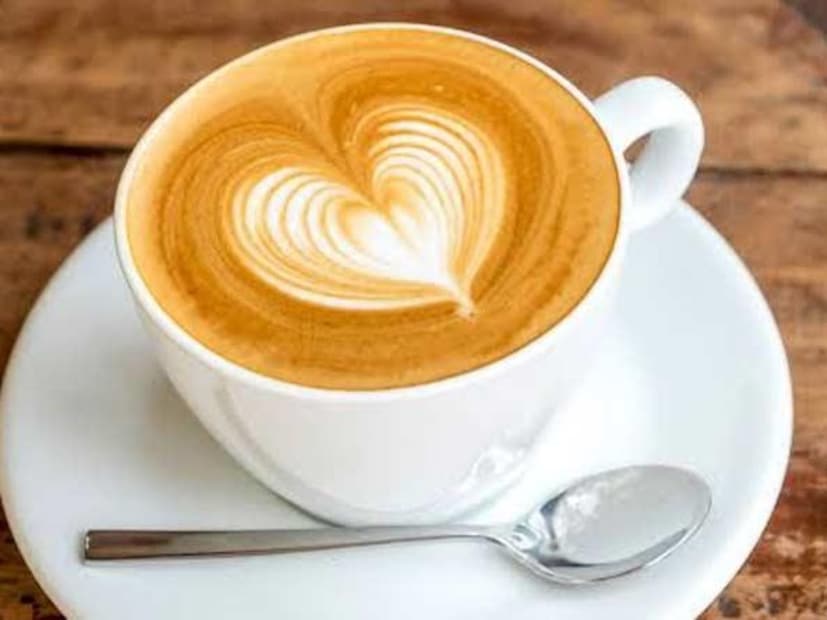 ক্যাফেইন - চা ভারতীয় সংস্কৃতিতে গভীরভাবে প্রোথিত। প্রায় সমগ্র দেশই চা প্রেমী। তবে, যদি আপনার অতিরিক্ত চা বা কফি পান করার অভ্যাস থাকে, তাহলে এটি আপনার শরীরকে ভিটামিন ডি শোষণে বাধা দিতে পারে। এটি অন্ত্রে ভিটামিন ডি রিসেপ্টরের সংখ্যা হ্রাস করতে পারে।