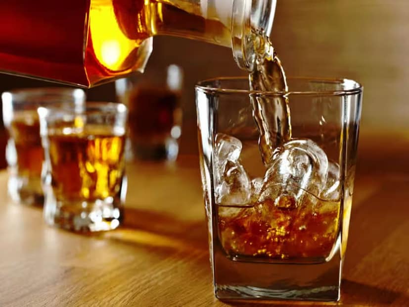 অ্যালকোহল - নিয়মিত অ্যালকোহল বা অ্যালকোহলযুক্ত অন্য কিছু পান করার অনেক অসুবিধা রয়েছে। এর একটি অসুবিধা হল এটি ভিটামিন ডি শোষণে হস্তক্ষেপ করে। নিয়মিত অ্যালকোহল সেবন লিভারের কার্যকারিতা ব্যাহত করে, যা ভিটামিন ডিকে তার সক্রিয় আকারে রূপান্তর করার জন্য অপরিহার্য।