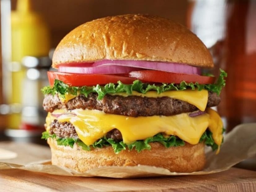 প্রক্রিয়াজাত খাবার – বেশিরভাগ প্রক্রিয়াজাত খাবার, যার মধ্যে রয়েছে পরিশোধিত ময়দা, পরিশোধিত চিনি, কোমল পানীয় এবং প্যাকেটজাত খাবার, ভিটামিন ডি-এর জন্য বাধা তৈরি করে। উচ্চ মাত্রার ট্রান্স ফ্যাট বা হাইড্রোজেনেটেড তেল ভিটামিন ডি-এর মতো চর্বি-দ্রবণীয় ভিটামিনের শোষণকে হ্রাস করতে পারে।