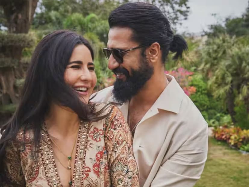 এই বছরের সেপ্টেম্বরে বলিউডের অন্যতম প্রিয় দম্পতি ক্যাটরিনা কাইফ এবং ভিকি কৌশল আনুষ্ঠানিকভাবে ঘোষণা করেছিলেন যে তাঁরা তাঁদের প্রথম সন্তান প্রত্যাশা করছেন। এই দম্পতি একটি কালো এবং সাদা পোলারয়েড ছবি শেয়ার করেছিলেন। অভিনেত্রীকে তাঁর বেবি বাম্পকে জড়িয়ে ধরে থাকতে দেখা গিয়েছে, যখন ভিকি তাঁর পেট ধরে আদর করছিলেন। 