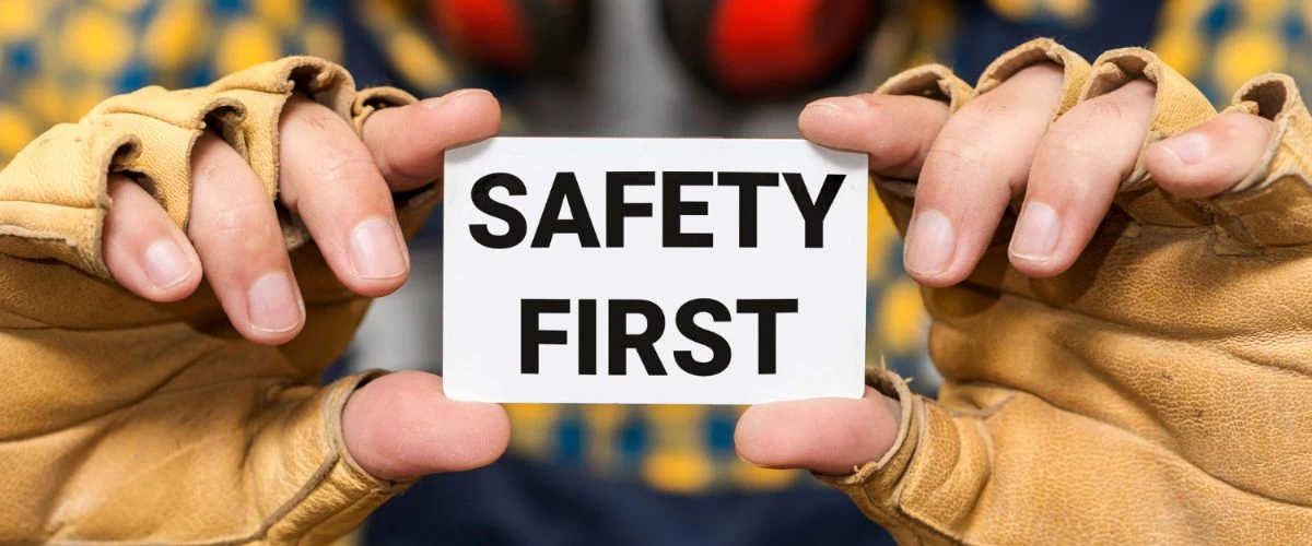 ৪. যদি টেবিল বা ডেস্ক না থাকে, তাহলে হাত দিয়ে মাথা এবং মুখ ঢেকে ঘরের এক কোণে বসুন।৫. দরজার ফ্রেমের নীচে, ঘরের কোণে, টেবিল বা বিছানার নীচে নিরাপদ জায়গা খুঁজে নিন। ৬. কাচের জানালা, দরজা এবং দেয়াল থেকে দূরে থাকুন কারণ এগুলি ভেঙে পড়তে পারে। ৭. ভূমিকম্পের সময় যদি আপনি বিছানায় থাকেন, তাহলে সেখানেই শুয়ে থাকুন।