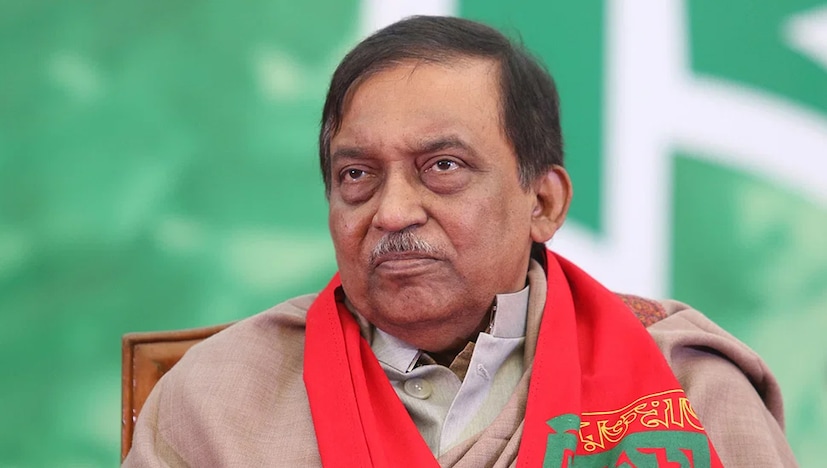 প্রাক্তন স্বরাষ্ট্রমন্ত্রী আসাদুজ্জামান খান কামালের উদ্ধৃতি দিয়ে বইটিতে দাবি করা হয়েছে যে শেখ হাসিনার অভ্যুত্থান ছিল 