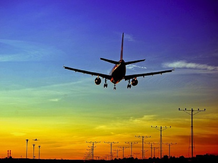 বিশ্বের ৬টি দেশে কেন কোনও বিমানবন্দর নেই?যদিও বেশিরভাগ দেশ মাত্র একটি বিমান দূরে, অ্যান্ডোরা, লিচটেনস্টাইন এবং ভ্যাটিকান সিটির মতো কয়েকটি দেশ রয়েছে যেখানে বিমানে পৌঁছানো যায় না। তাদের দুর্গম পাহাড়, ছোট আকার বা অনন্য ভৌগোলিক অবস্থান বিমানবন্দরগুলিকে অসম্ভব করে তোলে। পরিবর্তে, পর্যটকরা সড়ক, রেল বা হেলিকপ্টারে আসেন, যা ভ্রমণকে অ্যাডভেঞ্চারের অংশে পরিণত করে।