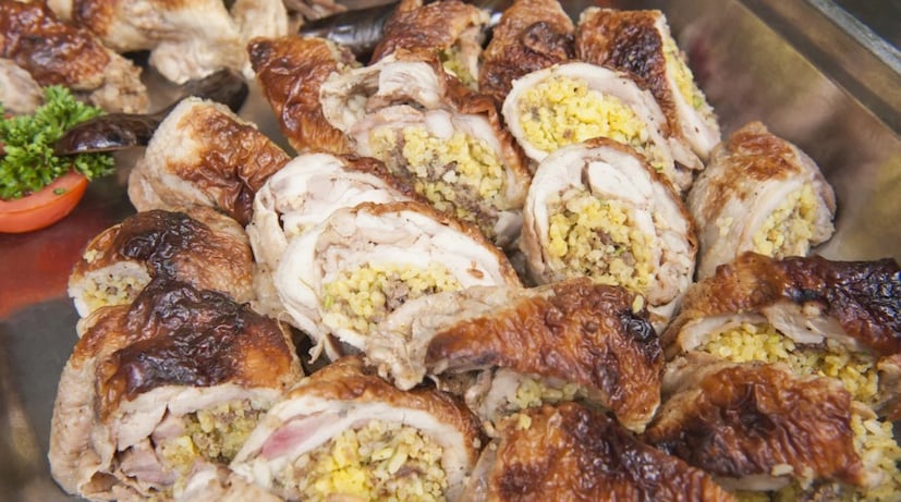 Türkiye’s Pilic Topkapi-  এই সুস্বাদু তুরস্করে খাবারটির নামকরণ করা হয়েছে ইস্তানবুলের তোপকাপি প্রাসাদের নামানুসারে। বোনলেস চিকেন টুকরো দিয়ে তৈরি, সুস্বাদু ভাতের পিলাফ দিয়ে ভরা। খাবারটিতে পাইন বাদাম, পেঁয়াজ এবং মশলার মিশ্রণ রয়েছে যা এই খাবারের সুস্বাদু কয়েকগুণ বাড়িয়ে দেয়। (Image-TasteAtlas)