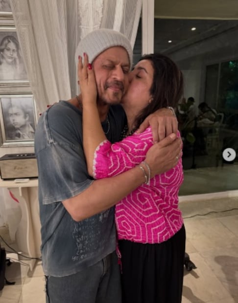 এদিকে, ফারাহকে গোলাপী প্রিন্টেড টপ এবং কালো প্যান্টে দেখা গেছে। এদিকে, করণ জোহরও তার ইনস্টাগ্রাম স্টোরিগুলিতে ব্যাশের একটি ছবি শেয়ার করেছেন। তাকে রানি মুখার্জির সাথে পোজ দিতে দেখা গেছে, যখন অনন্যা পান্ডেকে ব্যাকগ্রাউন্ডে দেখা গেছে। 